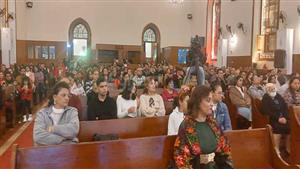 أقباط أسيوط يحتفلون برأس السنة الميلادية داخل الكنائس (صور وفيديو)