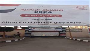 الانتخابات الرئاسية.. تركيب "البنرات" الموحدة والمظلات أمام اللجان في بورسعيد- صور