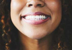 طبيبة توضح أفضل فيتامين لأسنان النساء "فيديو"
