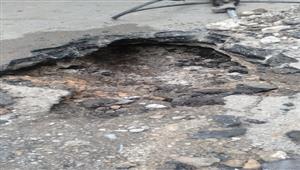 هبوط أرضي أمام محطة الصرف الصحي بالعياط