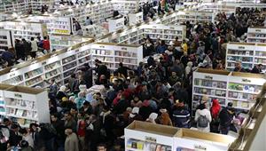 في يومه قبل الأخير.. إقبال جماهيري كبير على معرض الكتاب 