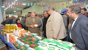 أسعار مخفضة.. محافظ أسيوط يفتتح معرضين "أهلًا رمضان" في حي شرق - صور