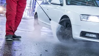 كيف يوفر غسل السيارة بانتظام أموالك في موسم الأمطار؟