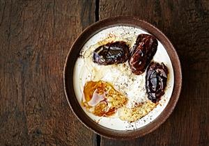 وجبة الزبادي والتمر- إليك فوائدها في سحور رمضان