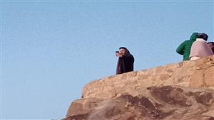 حمادة هلال  على قمة جبل موسى في سانت كاترين.. ما القصة؟ - صور