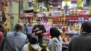 بالفيديو والصور.. زحام شديد بأسواق فوانيس رمضان في البحيرة.. والمصري يكسب