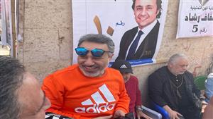 بصحبة زوجته.. وصول إيهاب فهمي انتخابات نقابة المهن التمثيلية بالبحر الأعظم (صور)