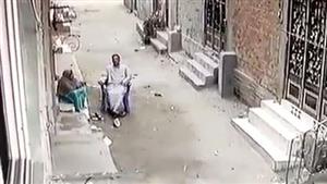 مشاهد مروعة في الشارع.. لحظة مقتل محامي على يد جاره في الفيوم