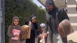 بالفيديو.. تامر حسني يصطحب أبناءه لأداء الصلاة والجمهور يعلق