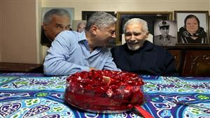 عبدالرحمن أبو زهرة يحتفل بعيد ميلاده.. ونجله يصحح معلومة خاطئة 