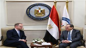 الملا يبحث مع سفير بريطانيا فرص الاستثمار بقطاع البترول والغاز بمصر