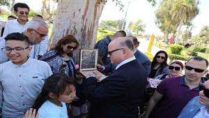 محافظ القاهرة يوزع الحلوى والورود والألعاب على الأطفال بالحديقة الدولية