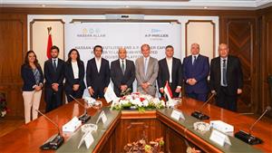 وزير الطيران يبحث استثمار الخدمات اللوجستية بمطار القاهرة 