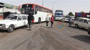 "هربنا من القصف بمعجزة".. وصول 20 حافلة تقل الفارين من الحرب السودانية إلى أسوان- فيديو وصور 