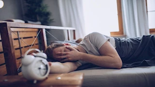 لماذا يصعب عليك مغادرة السرير صباحا؟.. أسباب غير متوقعة 