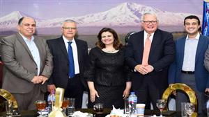 وزيرة الهجرة تشارك في حفل إفطار مع رموز الجالية الأرمينية في مصر