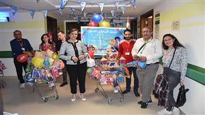 بالصور- وفد كنيسة نجع حمادي يوزع الفوانيس على الأطفال مرضى السرطان بالأقصر