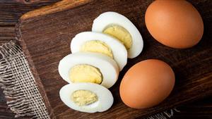 هل البيض يرفع الكوليسترول الضار؟ طبيب يوضح 