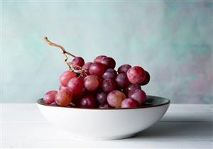 هل أكل العنب قبل النوم يزيد الوزن؟