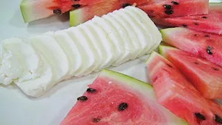 ماذا يحدث لجسمك إذا تناولت الجبن بالبطيخ؟ مفاجآت لم تخطر ببالك