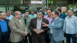 وزير الإنتاج الحربي يفاجيء قيادات وعمال إنتاج وإصلاح المدرعات بجولة تفقدية