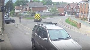 20 ثانية مُرعبة.. سائق دهس مُسنة وسحلها أسفل سيارته (فيديو)