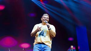 بإطلالة شبابية.. عمرو دياب يقلب موازين الحفلات في الكويت بجمهور كامل العدد (صور) 