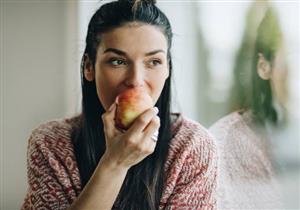 أكل التفاح قبل النوم- هل يزيد الوزن؟