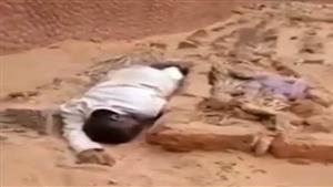 بعد وفاتها في غيابه.. شاب جزائري ينام بجوار قبر أمه لمدة عامين (فيديو)