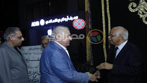 وزير النقل الأسبق يتلقى العزاء في والدته بمسجد عمر مكرم -صور