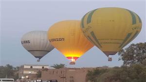 زار وادي الملوك.. بيب جوراديولا وأسرته على رحلة بالون بالأقصر
