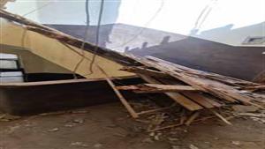 "شخشيخة بير السلم وقعت".. معاينة الشرطة لانهيار جزئي بمنزل في الدقي