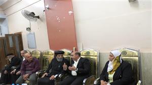 بالصور- محافظ أسوان يقدم واجب العزاء في كاهن كنيسة العذراء