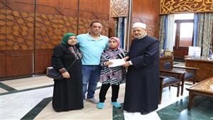 لفتة إنسانية.. شيخ الأزهر يكرم طالبة من ذوي الهمم لحفظها القرآن الكريم