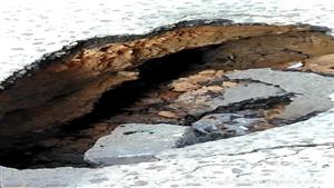 هبوط أرضي بشارع الأزهر وغلق الطريق لإجراء أعمال الصيانة