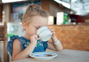 الشاي والقهوة للأطفال- في أي عمر يسمح بتناولهما؟