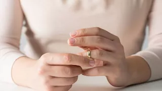 "نانا" تقاضي زوجها في شهر العسل: "بيمنعني من الخروجات مع أصحابي"