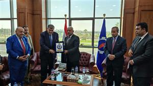 محافظ السويس يستقبل وفد "صحة النواب" ويهدي رئيس اللجنه درع المحافظة 