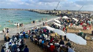 "ويك إند" مزدحم.. شواطئ الإسكندرية قاربت على الاكتمال وتحذيرات من العجمي- صور  