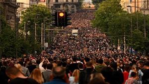 الآلاف يتظاهرون في صربيا احتجاجا على العنف