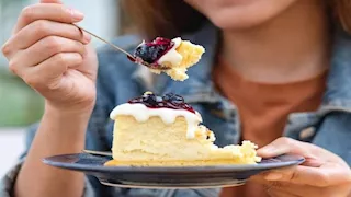 ما سر ارتفاع السكر في الدم صباحًا رغم عدم تناول الحلويات؟