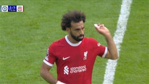 محمد صلاح يخرج غاضبًا من كلوب بمباراة تشيلسي لهذا السبب (فيديو)