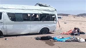 جثث متناثرة على الأسفلت.. مصرع وإصابة 14 في حادث مروع بجنوب سيناء- صور