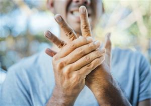 طبيب يحذر من تنميل أصابع اليدين: عرض لمرض مزعج "فيديو"