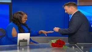 مذيع أمريكي يطلب من زميلته الزواج على الهواء مباشرة.. وهذا ما حدث (فيديو)