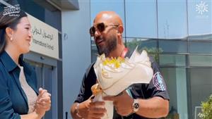 استقبال "العسيلي" بالورود فور وصوله جدة لإحياء حفله مع "كايروكي"