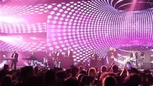 محمود العسيلي يطل في حفل جدة بقميص عليه أهرامات الجيزة