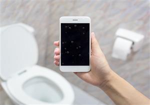 احذر- استعمال الموبايل في الحمام يعرضك لهذه الأضرار