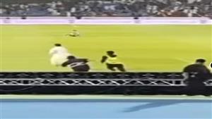 مشهد طريف.. مشجع النصر السعودي يقفز داخل الملعب هاربا من الأمن