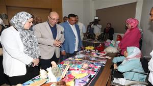 صور.. وزير التنمية المحلية يفتتح معرض "أيادي مصر" في بني سويف